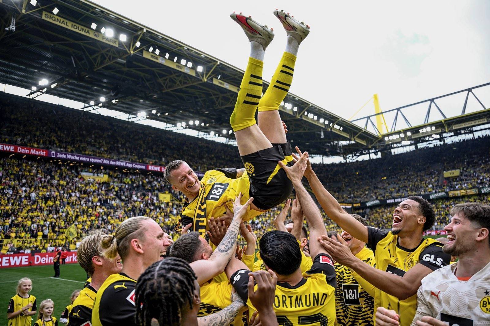 九游手游官方下载皇马主场大捷，球员赛后激动庆祝胜利，很多增加成功.